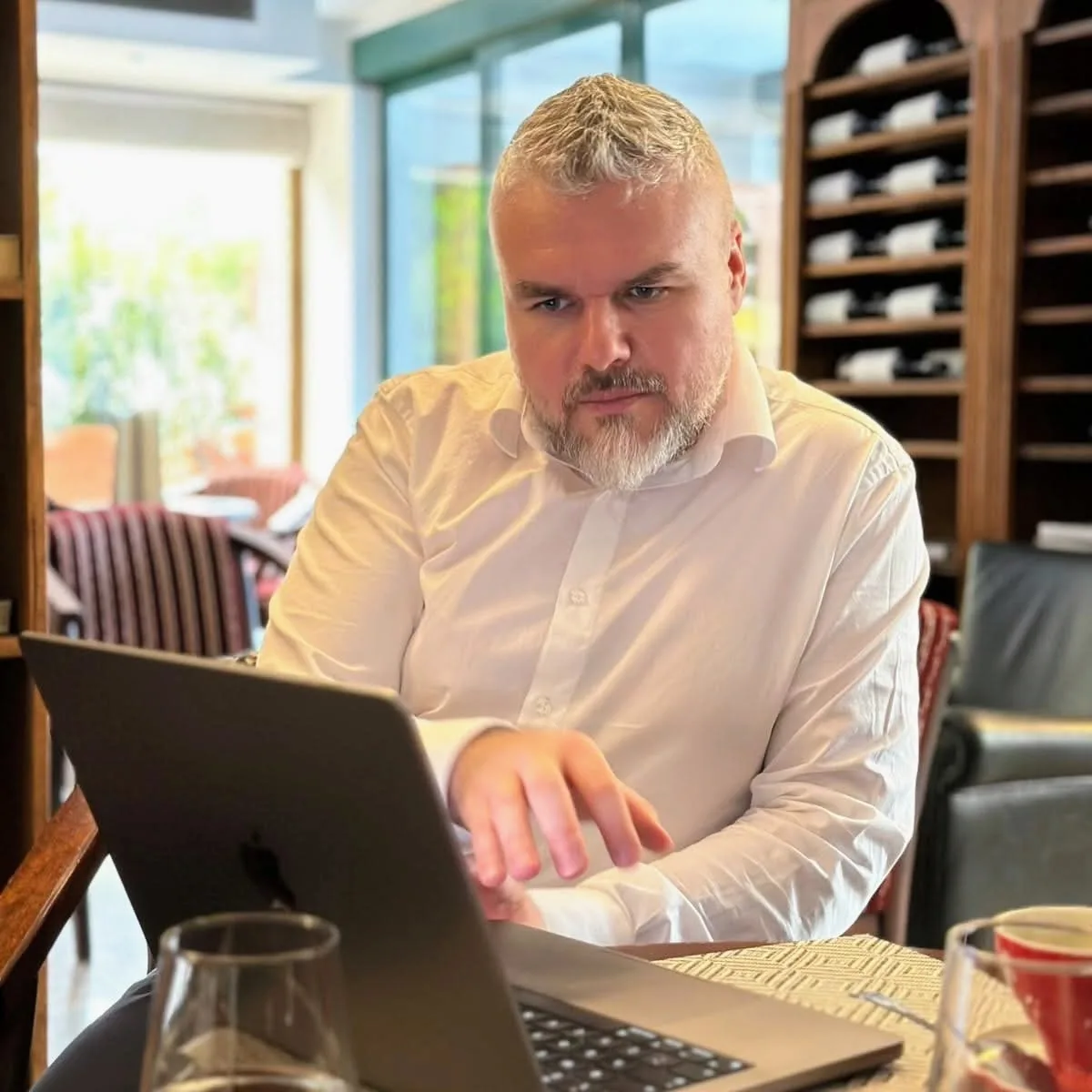 Alex Teodorovici lucrând la laptop